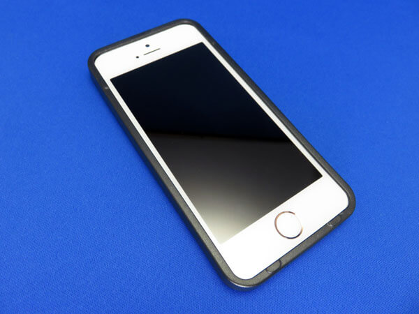 iPhone SEの液晶保護ガラスフィルムを貼り直す