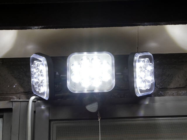 ガレージにmusashi RITEX 12W×3灯 LEDセンサーライトを設置する
