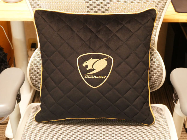 LevelUp LogyのXキャンペーンでCOUGAR特製クッションが当たる！