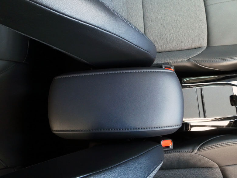 カローラクロスにサードパーティー製のアームレストを装着する