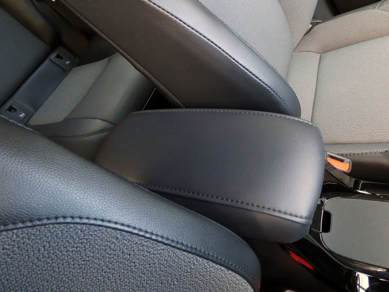 カローラクロスにサードパーティー製のアームレストを装着する