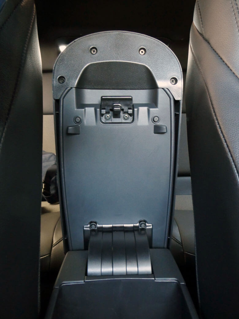 カローラクロスにサードパーティー製のアームレストを装着する