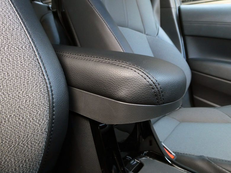 カローラクロスにサードパーティー製のアームレストを装着する