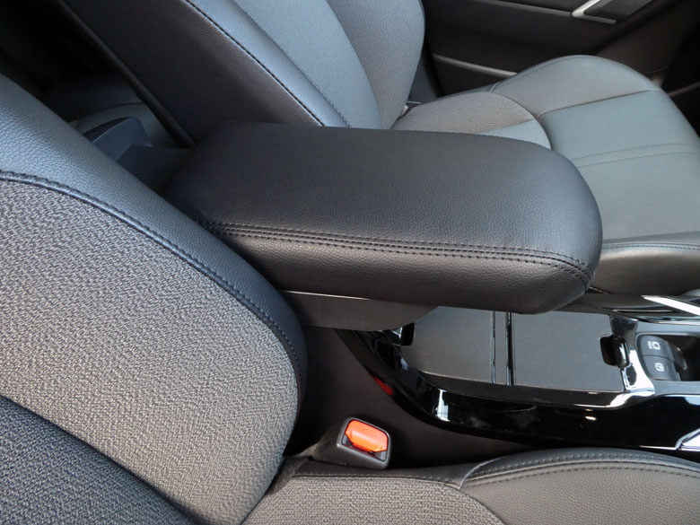 カローラクロスにサードパーティー製のアームレストを装着する