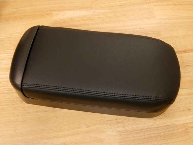 カローラクロスにサードパーティー製のアームレストを装着する