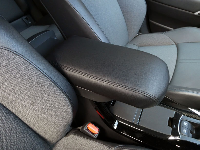 カローラクロスにサードパーティー製のアームレストを装着する