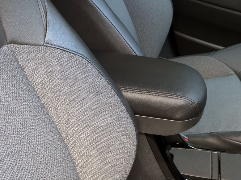 カローラクロスにサードパーティー製のアームレストを装着する