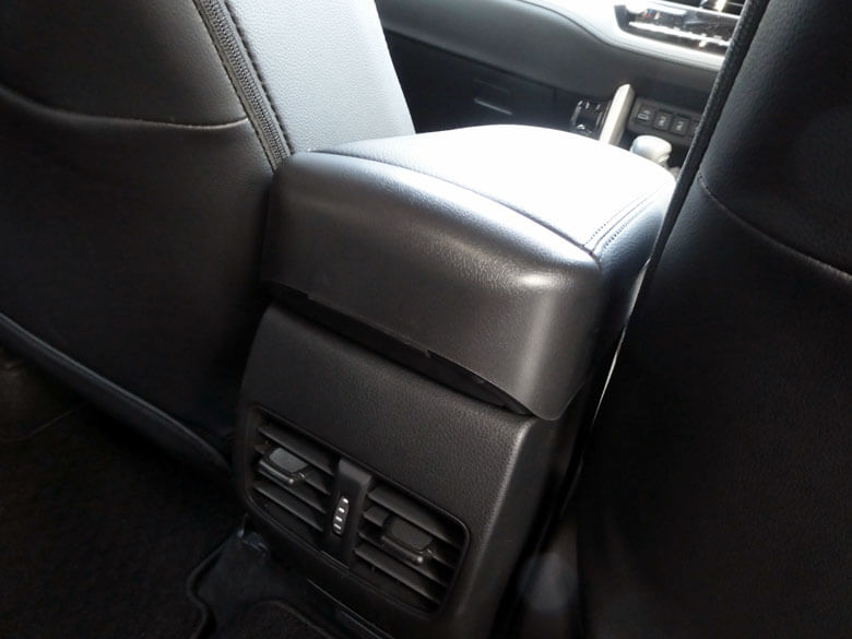 カローラクロスにサードパーティー製のアームレストを装着する