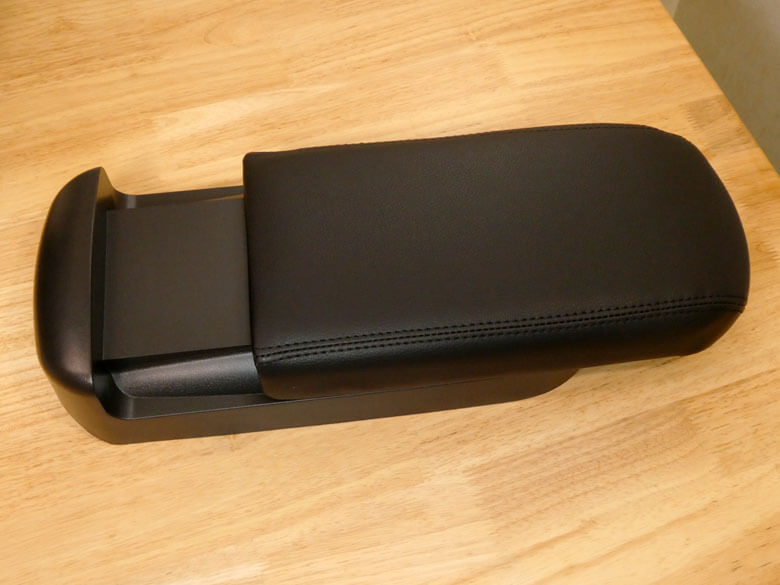 カローラクロスにサードパーティー製のアームレストを装着する