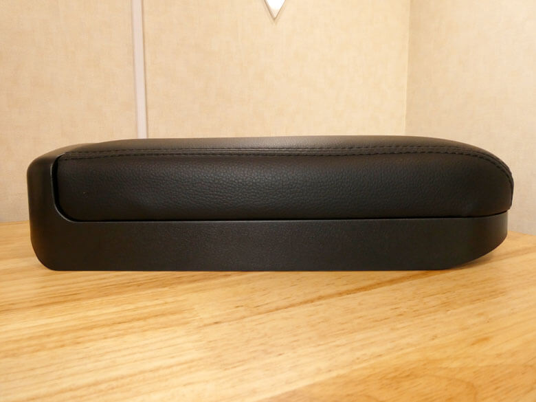 カローラクロスにサードパーティー製のアームレストを装着する