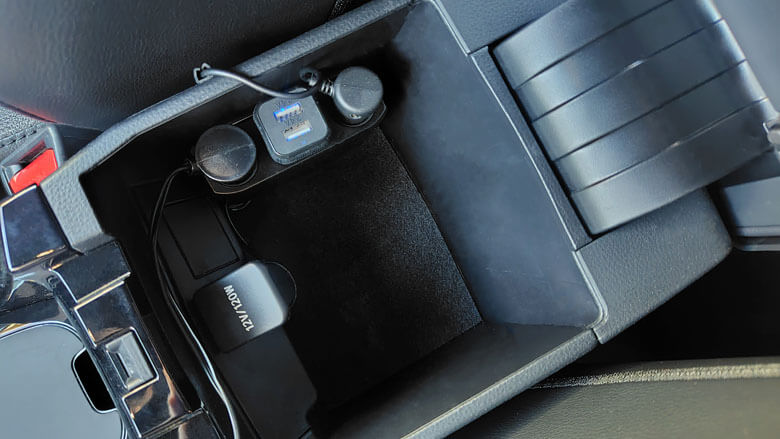 カローラクロスのセンターコンソールにUSBポートを増設する