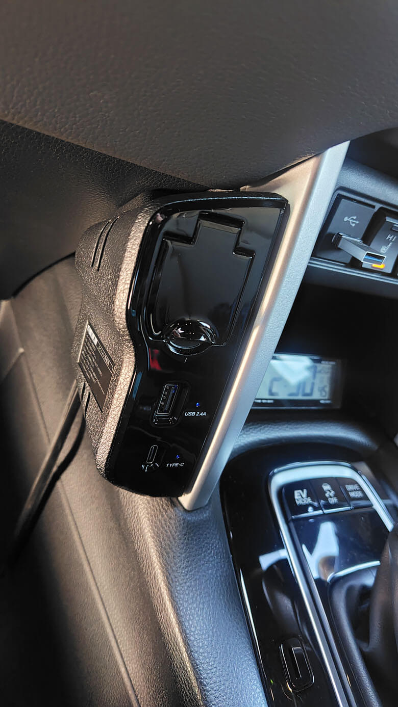 カローラクロスのセンターコンソールにUSBポートを増設する