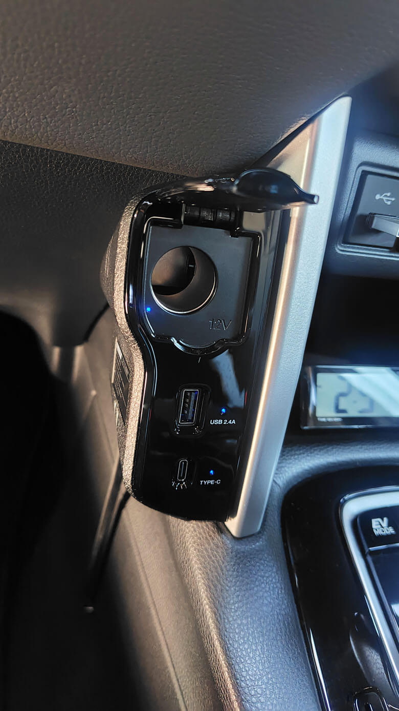 カローラクロスのセンターコンソールにUSBポートを増設する